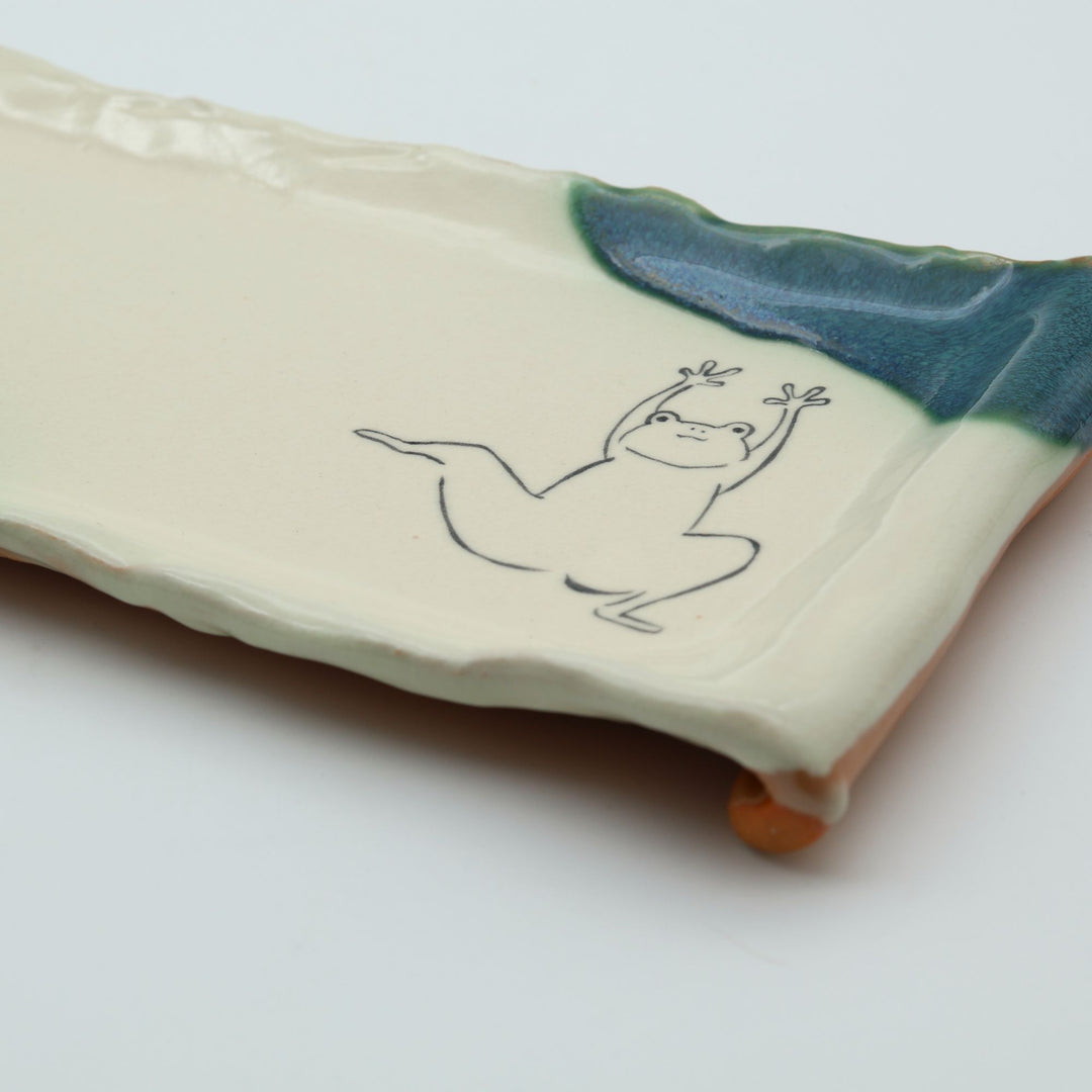 カエルのイラストと角に施された織部釉が印象的な、粉引の長角板皿（楓窯・小野沙織作）