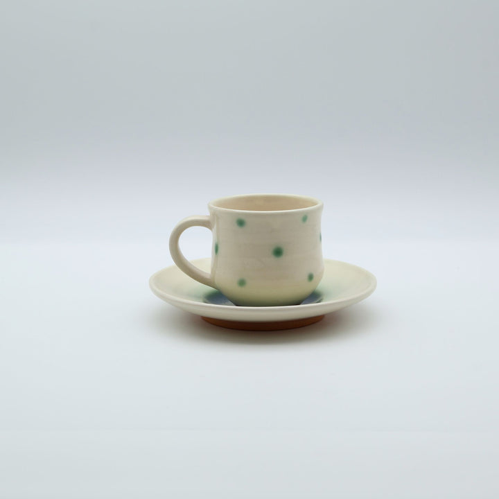 カエルのイラストと緑の織部釉ドットが描かれた、萩焼のカップ＆ソーサーセット（楓窯・小野沙織作）