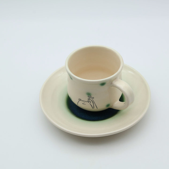 カエルのイラストと緑の織部釉ドットが描かれた、萩焼のカップ＆ソーサーセット（楓窯・小野沙織作）