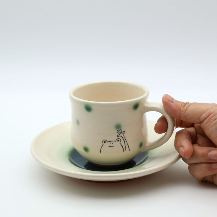 カエルのイラストと緑の織部釉ドットが描かれた、萩焼のカップ＆ソーサーセット（楓窯・小野沙織作）