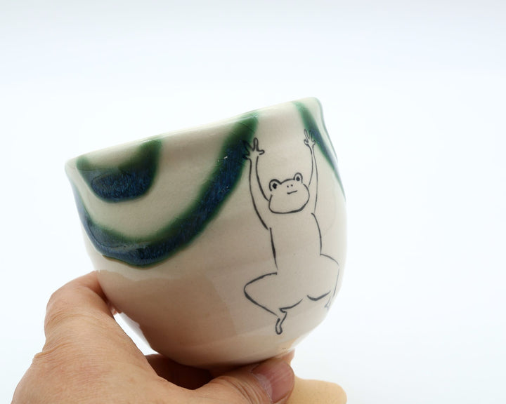 カエルのイラストと緑の織部釉模様が施された、脚付きの萩焼ゴブレット（楓窯・小野沙織作）