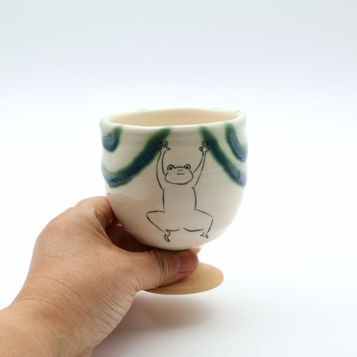 カエルのイラストと緑の織部釉模様が施された、脚付きの萩焼ゴブレット（楓窯・小野沙織作）