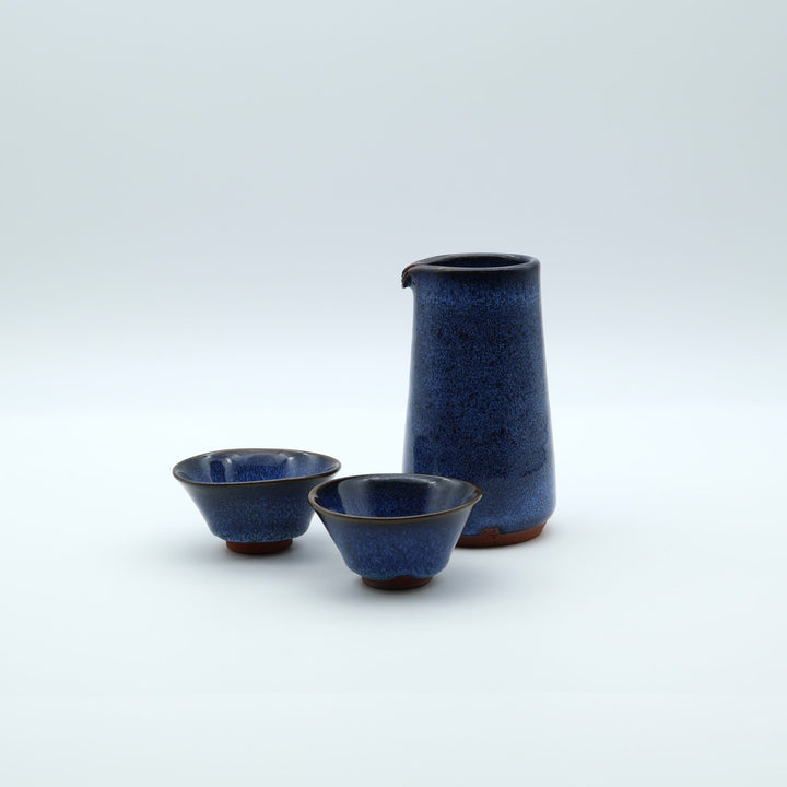 新庄東山焼のなまこ釉酒器セット（深い青色の片口1点とお猪口2点）