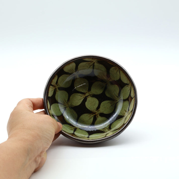 宮崎県生楽陶苑のスリップウェア。外側は素朴な茶系の陶器肌、内側に緑の花柄紋様が見える美しい小鉢。 