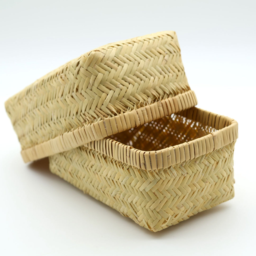 鳥越すず竹細工の蓋付き弁当箱。岩手県一戸町の職人がすず竹を手作業で密に編み上げた、美しい網目の竹かご（小箱）。宝物入れとしても。